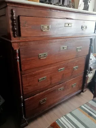 Cómoda antigua de madera con mármol.