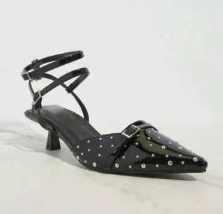 Sandalias negras tachuelas
