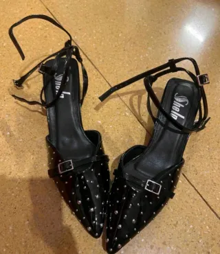 Sandalias negras tachuelas