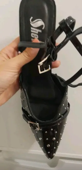 Sandalias negras tachuelas