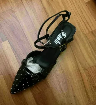 Sandalias negras tachuelas