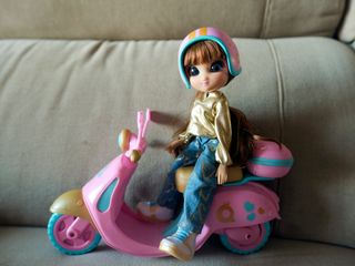 Muñeca Unique Eyes con moto