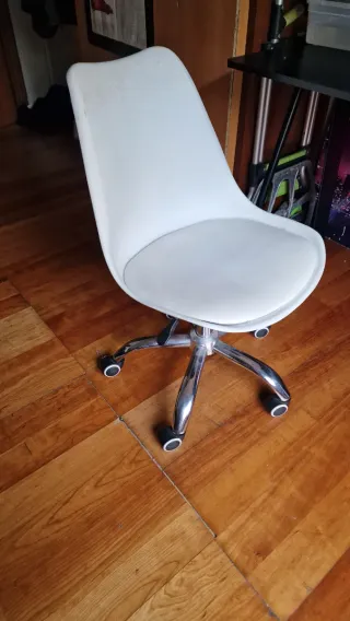 Silla blanca con ruedas