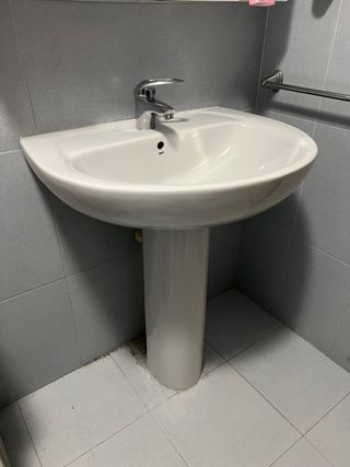 Lavabo de pedestal con grifo en venta
