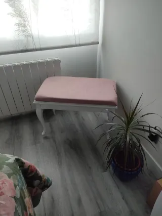 Banco dormitorio tapizado rosa y blanco