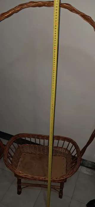 Cesta de mimbre con asa alta