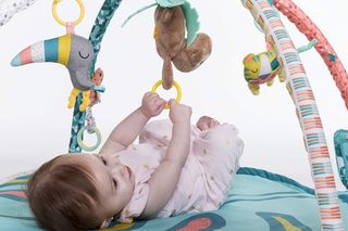 Infantino alfombra de juegos para bebé 4 en 1 Delu