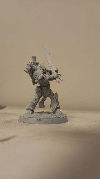 Figuras de guerra con espadas