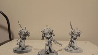 Figuras de guerra con espadas