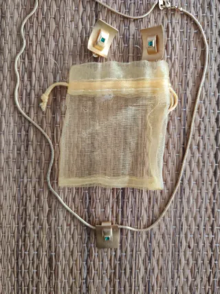 Conjunto de pendientes y colgante con cadena