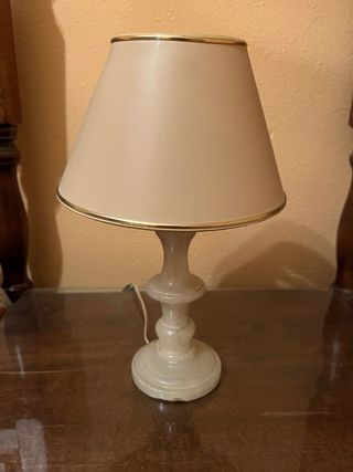 Lámpara de mesilla beige y dorada