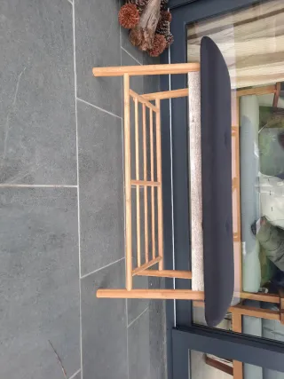 Banco madera y tapizado negro