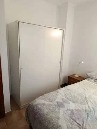 Armario blanco con puertas correderas