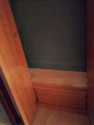 Armario de madera marrón 3 puertas