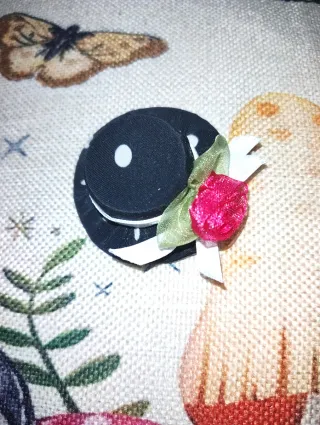 Broche sombrero negro con flor rosa