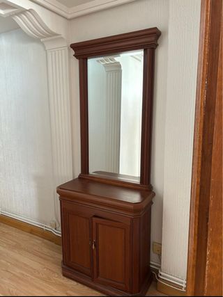 Taquillón de madera con espejo