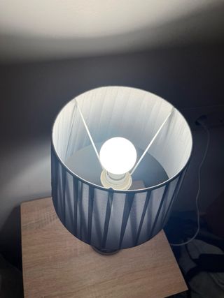 Lámpara de mesa gris y plateada