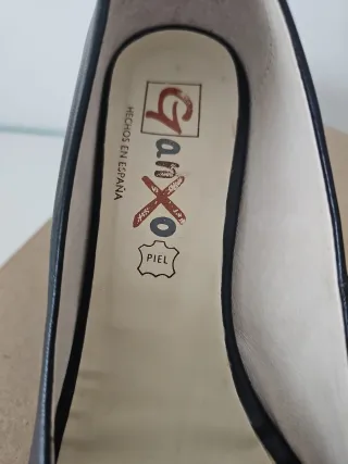 Zapatos de salón de piel, color negro