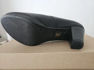 Zapatos de salón de piel, color negro