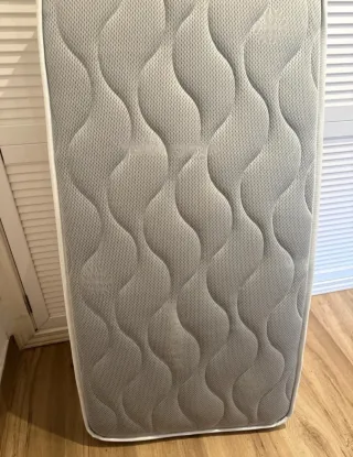 Cuna y colchón viscoelástico