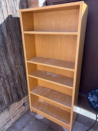 Estantería de madera