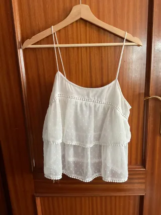 Blusa blanca translúcida con volantes