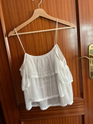 Blusa blanca translúcida con volantes