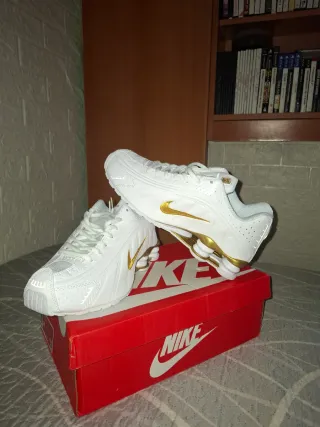 Nike Shox R4 Blancas y Doradas