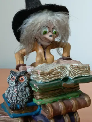 Figura Bruja con Libros y Búho