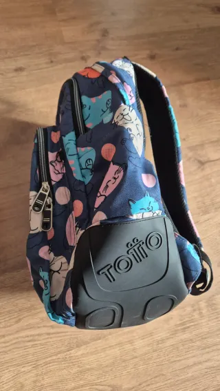 Mochila escolar Totto con estampado de gatos.