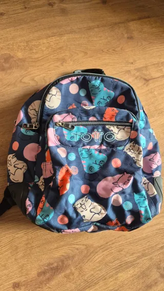Mochila escolar Totto con estampado de gatos.