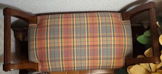 Banqueta de colorida tela y madera