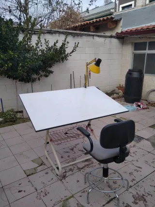 Mesa de arquitecto, silla y flexo