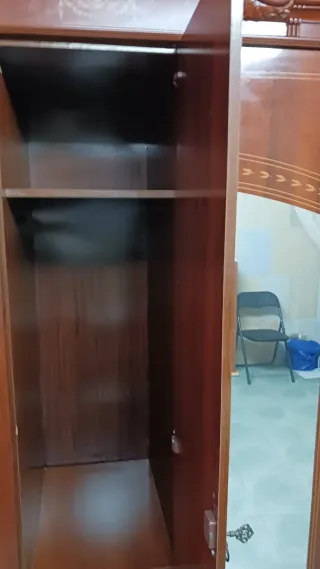 Armario de madera con espejos