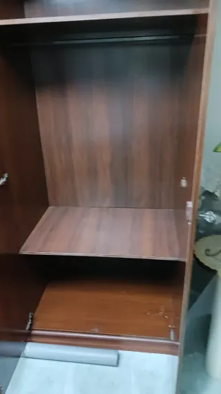 Armario de madera con espejos