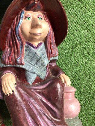 Bruja de escayola pintada a mano