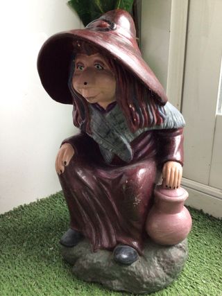 Bruja de escayola pintada a mano