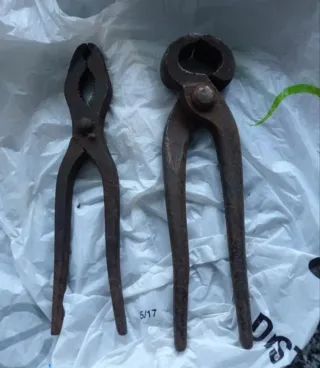 Alicates y tenazas antiguas de hierro fundido