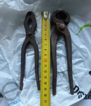 Alicates y tenazas antiguas de hierro fundido