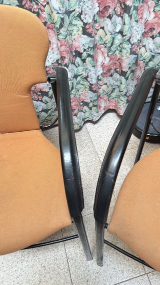 2 Sillas Naranja con Brazos Metálicos