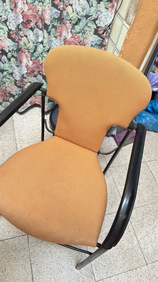 2 Sillas Naranja con Brazos Metálicos