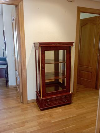 Vitrina antigua de madera y cristal