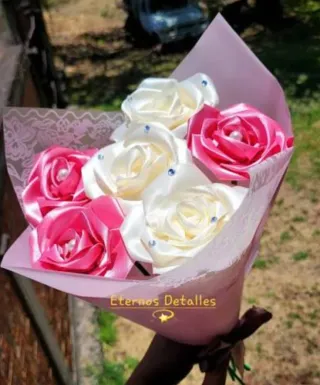 Ramo de rosas eternas de satén