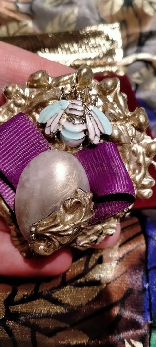 Spilla grande dorata con ape con pietra naturale.