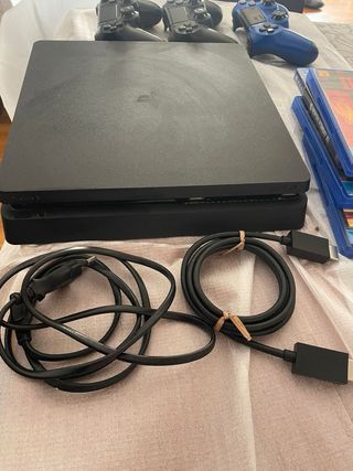 PS4 Slim 500GB + 4 Juegos + 3 Mandos