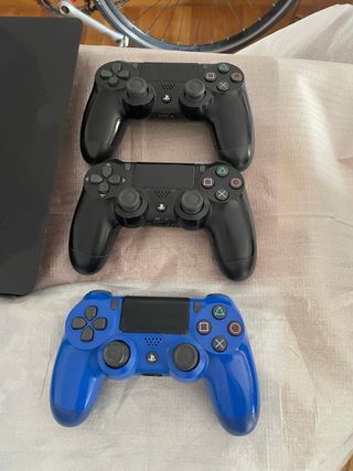 PS4 Slim 500GB + 4 Juegos + 3 Mandos