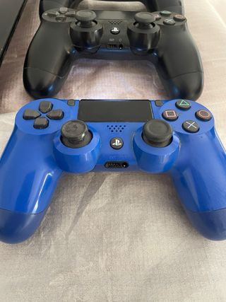 PS4 Slim 500GB + 4 Juegos + 3 Mandos