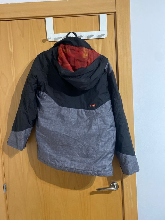 Chaqueta para niño marca Decathlon Negra y Gris