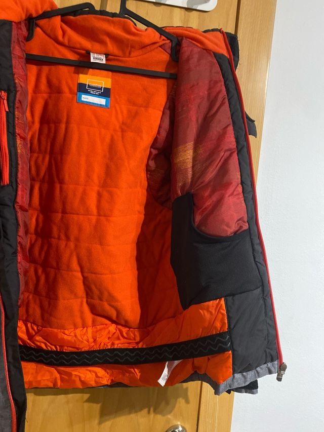 Chaqueta para niño marca Decathlon Negra y Gris