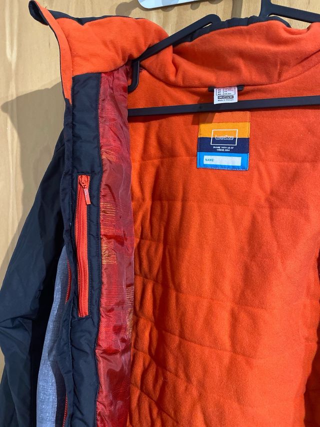 Chaqueta para niño marca Decathlon Negra y Gris